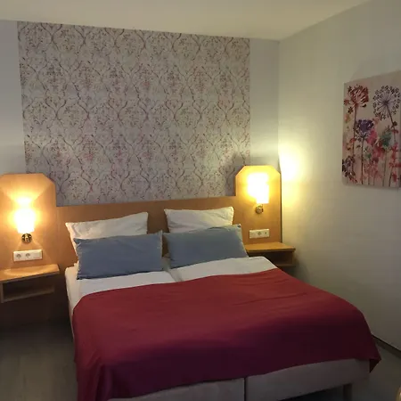 Отель Am Kurpark-garni Бад-Лаутерберг